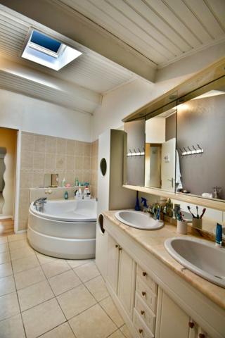 LANGOIRAN BOURG - MAISON DE VILLAGE EN PIERRE