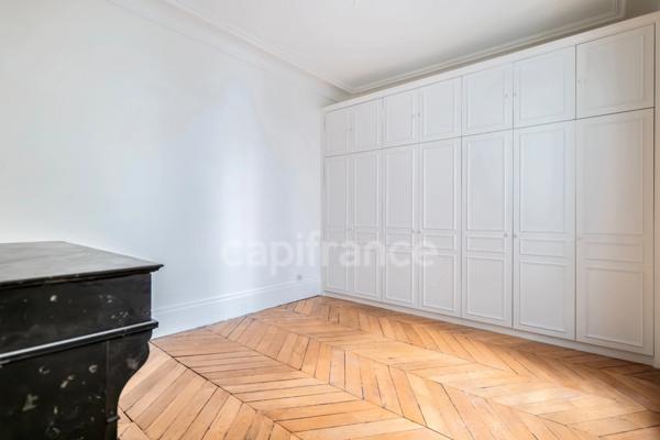 Appartement à vendre 4 pièces PARIS 9EME ARRONDISSEMENT (75) - Raffiné 4 pièces Haussmannien sublimé par ses moulures, cheminées, parquet, au coeur de la Nouvelle Athènes