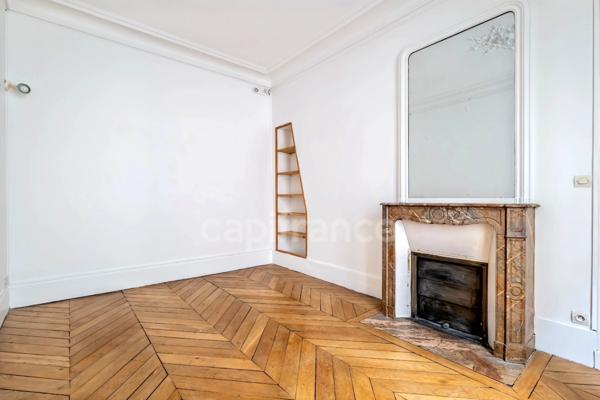 Appartement à vendre 4 pièces PARIS 9EME ARRONDISSEMENT (75) - Raffiné 4 pièces Haussmannien sublimé par ses moulures, cheminées, parquet, au coeur de la Nouvelle Athènes