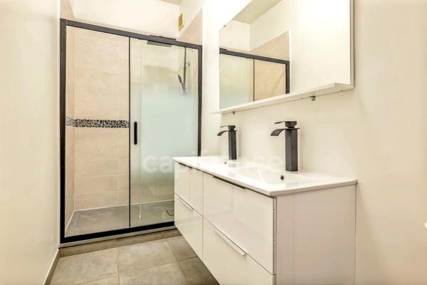 Appartement à vendre 4 pièces PARIS 9EME ARRONDISSEMENT (75) - Raffiné 4 pièces Haussmannien sublimé par ses moulures, cheminées, parquet, au coeur de la Nouvelle Athènes