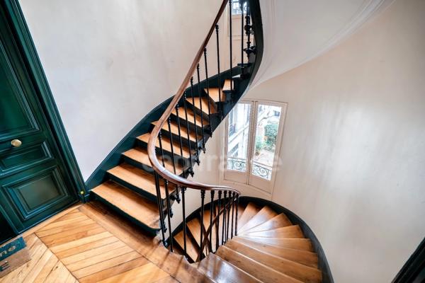 Appartement à vendre 4 pièces PARIS 9EME ARRONDISSEMENT (75) - Raffiné 4 pièces Haussmannien sublimé par ses moulures, cheminées, parquet, au coeur de la Nouvelle Athènes