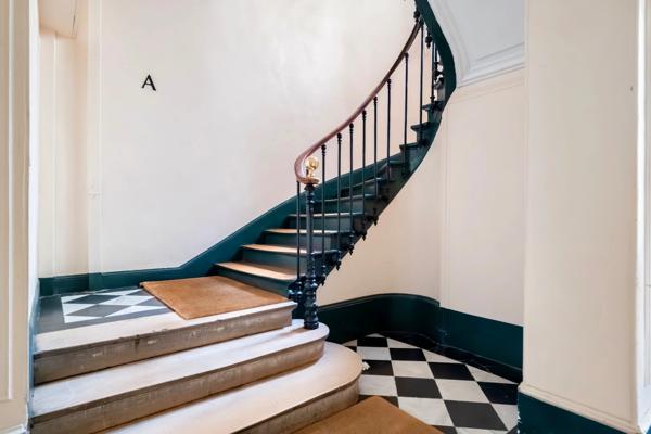 Appartement à vendre 4 pièces PARIS 9EME ARRONDISSEMENT (75) - Raffiné 4 pièces Haussmannien sublimé par ses moulures, cheminées, parquet, au coeur de la Nouvelle Athènes