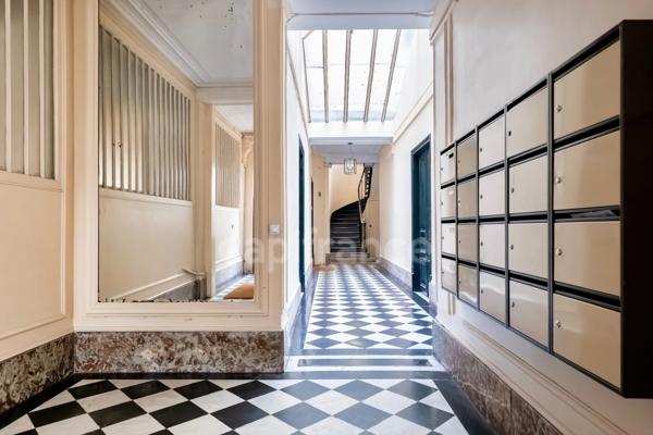 Appartement à vendre 4 pièces PARIS 9EME ARRONDISSEMENT (75) - Raffiné 4 pièces Haussmannien sublimé par ses moulures, cheminées, parquet, au coeur de la Nouvelle Athènes