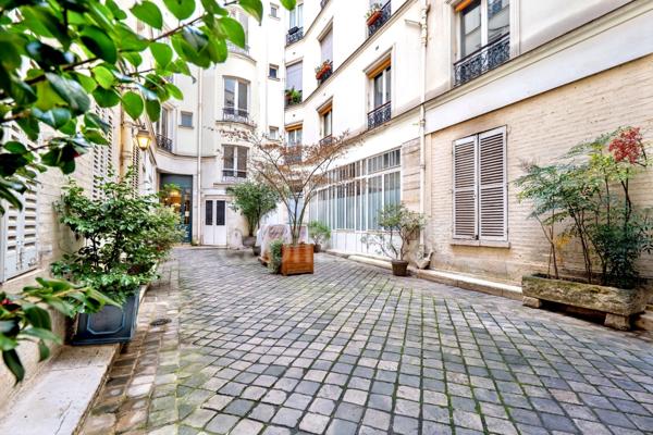 Appartement à vendre 4 pièces PARIS 9EME ARRONDISSEMENT (75) - Raffiné 4 pièces Haussmannien sublimé par ses moulures, cheminées, parquet, au coeur de la Nouvelle Athènes