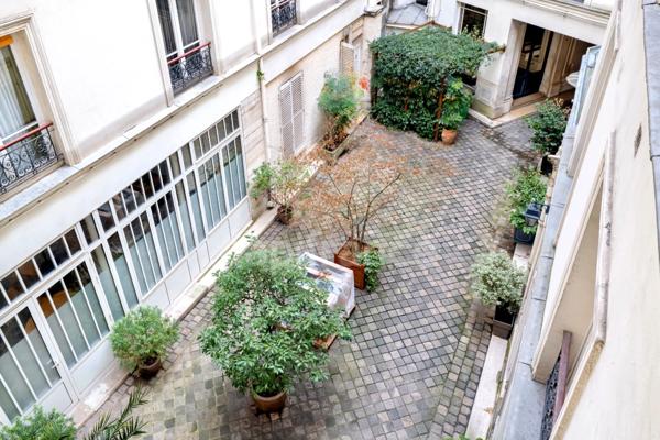 Appartement à vendre 4 pièces PARIS 9EME ARRONDISSEMENT (75) - Raffiné 4 pièces Haussmannien sublimé par ses moulures, cheminées, parquet, au coeur de la Nouvelle Athènes