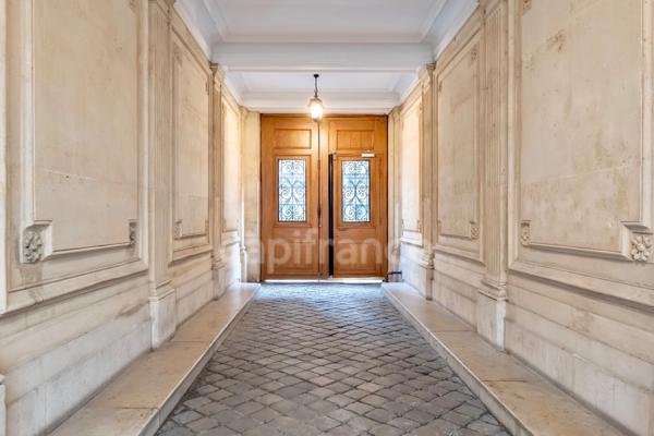 Appartement à vendre 4 pièces PARIS 9EME ARRONDISSEMENT (75) - Raffiné 4 pièces Haussmannien sublimé par ses moulures, cheminées, parquet, au coeur de la Nouvelle Athènes