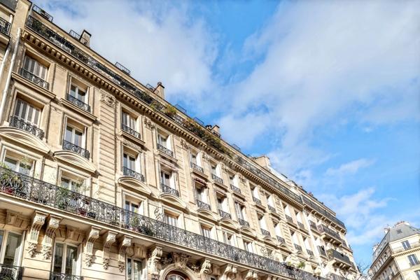 Appartement à vendre 4 pièces PARIS 9EME ARRONDISSEMENT (75) - Raffiné 4 pièces Haussmannien sublimé par ses moulures, cheminées, parquet, au coeur de la Nouvelle Athènes