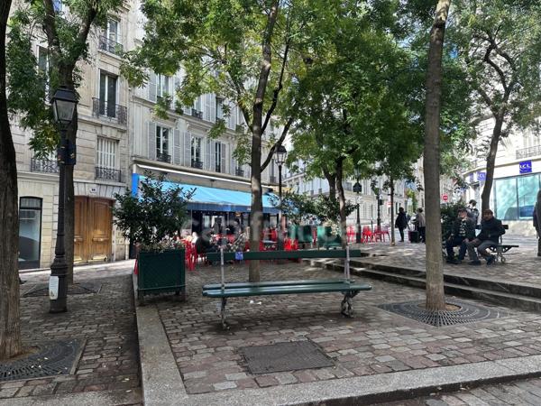 Appartement à vendre 4 pièces PARIS 9EME ARRONDISSEMENT (75) - Raffiné 4 pièces Haussmannien sublimé par ses moulures, cheminées, parquet, au coeur de la Nouvelle Athènes