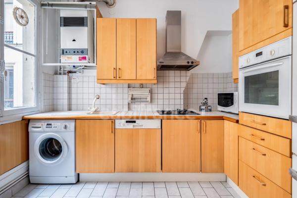 Appartement à vendre 4 pièces PARIS 9EME ARRONDISSEMENT (75) - Raffiné 4 pièces Haussmannien sublimé par ses moulures, cheminées, parquet, au coeur de la Nouvelle Athènes
