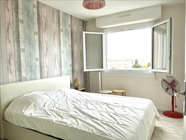 Appartement à louer 901 € CC TOURS 3 p 59 m² DPE D