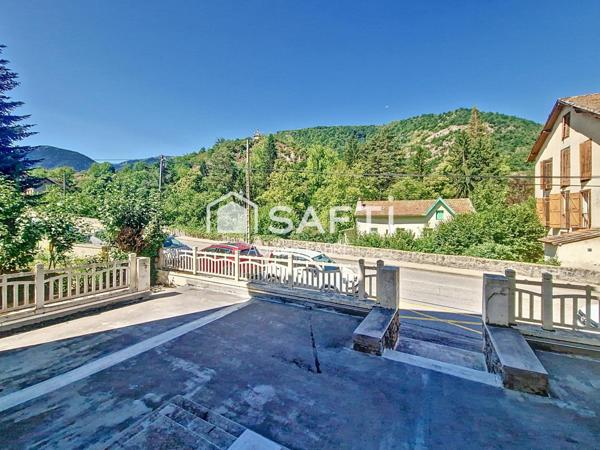 Appartement T2 à vendre 30m², meublé, cave, centre-ville Ax les thermes.