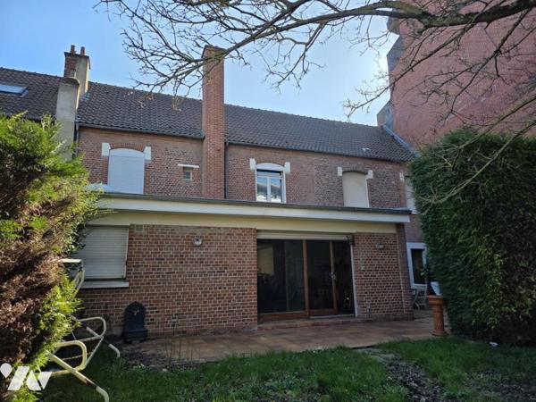 Hyper centre - Maison beaux volumes - jardin - parking - batterie de garages