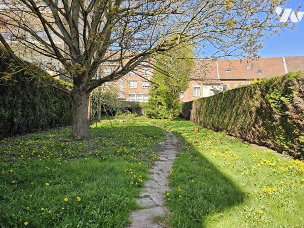 Hyper centre - Maison beaux volumes - jardin - parking - batterie de garages