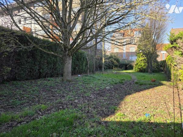 Hyper centre - Maison beaux volumes - jardin - parking - batterie de garages