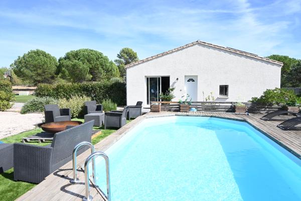 Villa de plain-pied avec piscine et grand terrain arboré à Villemoustaussou