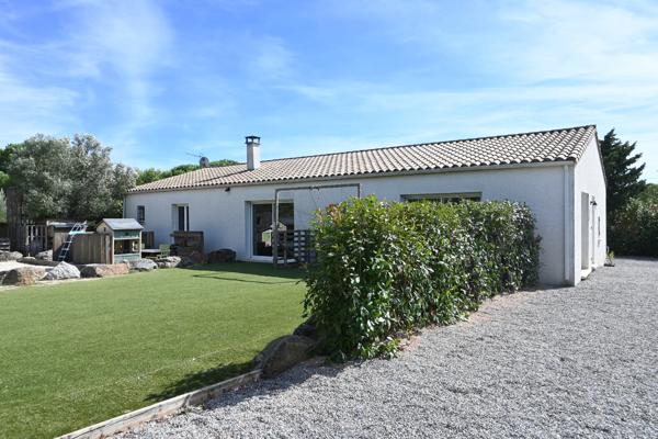 Villa de plain-pied avec piscine et grand terrain arboré à Villemoustaussou