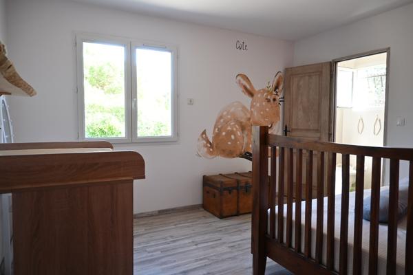 Villa de plain-pied avec piscine et grand terrain arboré à Villemoustaussou