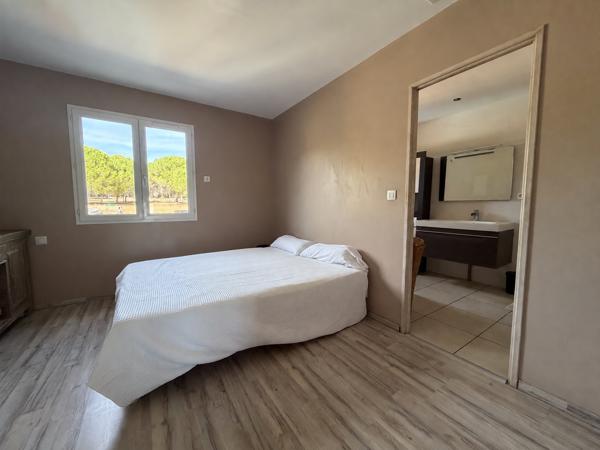 Villa de plain-pied avec piscine et grand terrain arboré à Villemoustaussou