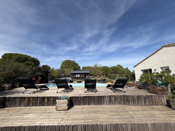 Villa de plain-pied avec piscine et grand terrain arboré à Villemoustaussou