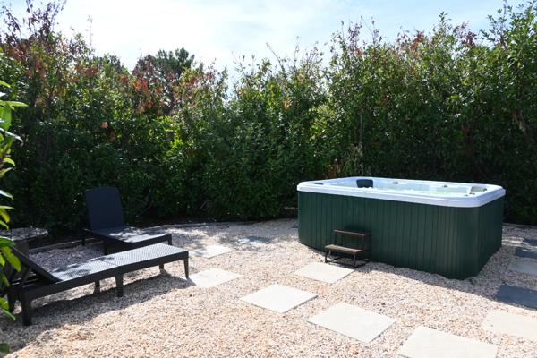 Villa de plain-pied avec piscine et grand terrain arboré à Villemoustaussou
