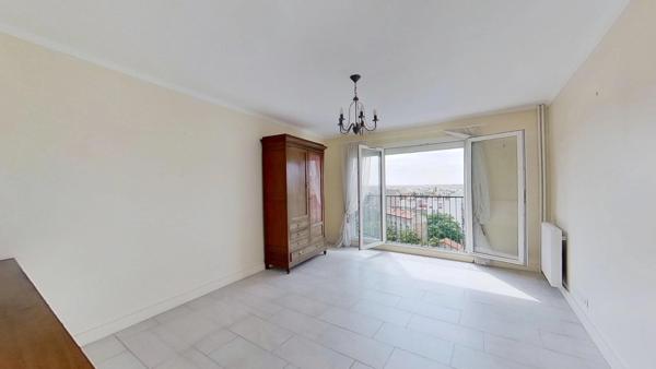 Appartement 3 pièces traversant et lumineux au 7eme étage avec ascenseur