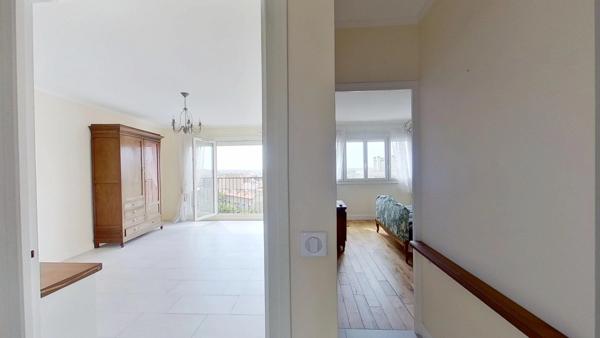Appartement 3 pièces traversant et lumineux au 7eme étage avec ascenseur
