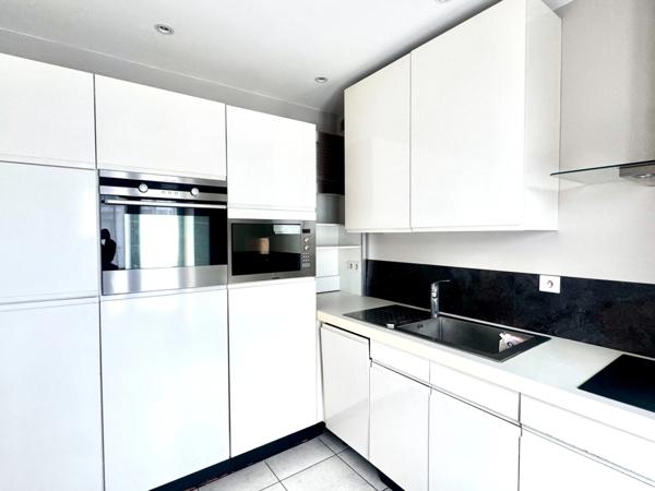 LA BAULE-HYPER CENTRE-APPARTEMENT 5P-DE 103M2 HABITABLE-BALCON-GARAGE-2 GRANDES CAVES-2 MINUTES A PIED DU MARCHÉ DE LA BAULE