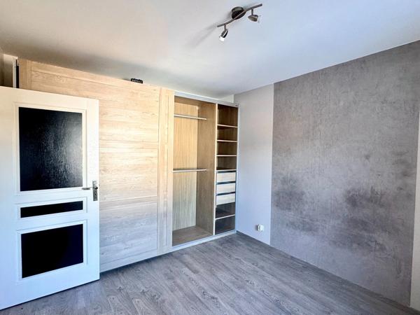 LA BAULE-HYPER CENTRE-APPARTEMENT 5P-DE 103M2 HABITABLE-BALCON-GARAGE-2 GRANDES CAVES-2 MINUTES A PIED DU MARCHÉ DE LA BAULE