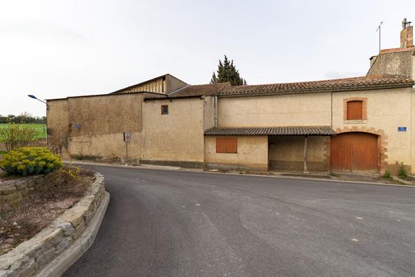 CARCASSONNE – HAMEAU Vaste Cave de 330m² avec hangar et jardin sur parcelle de 920m²