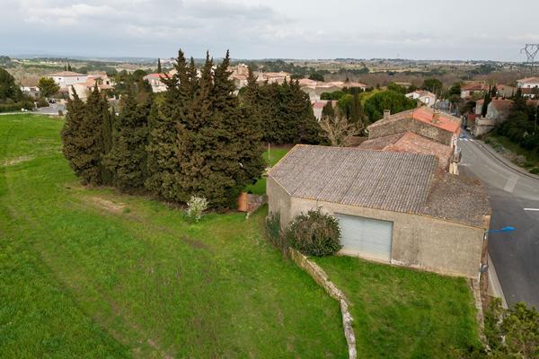 CARCASSONNE – HAMEAU Vaste Cave de 330m² avec hangar et jardin sur parcelle de 920m²