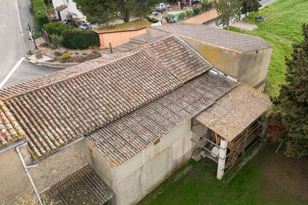 CARCASSONNE – HAMEAU Vaste Cave de 330m² avec hangar et jardin sur parcelle de 920m²