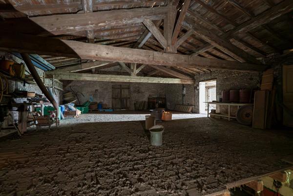 CARCASSONNE – HAMEAU Vaste Cave de 330m² avec hangar et jardin sur parcelle de 920m²