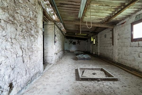 CARCASSONNE – HAMEAU Vaste Cave de 330m² avec hangar et jardin sur parcelle de 920m²