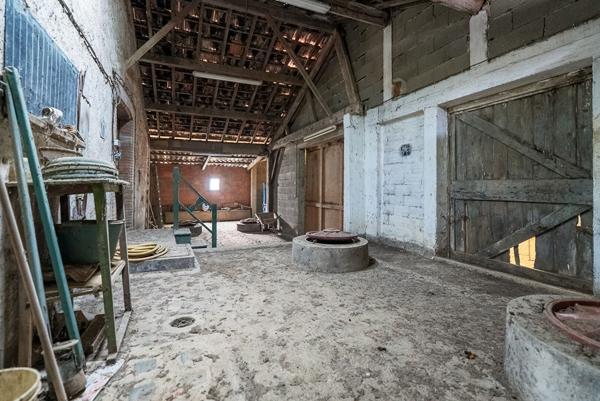 CARCASSONNE – HAMEAU Vaste Cave de 330m² avec hangar et jardin sur parcelle de 920m²