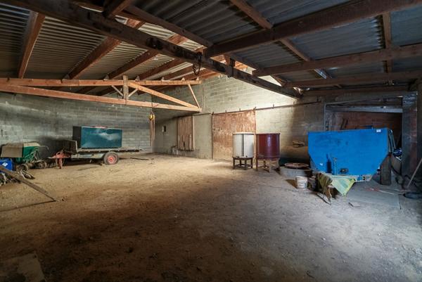 CARCASSONNE – HAMEAU Vaste Cave de 330m² avec hangar et jardin sur parcelle de 920m²