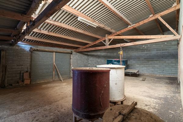 CARCASSONNE – HAMEAU Vaste Cave de 330m² avec hangar et jardin sur parcelle de 920m²