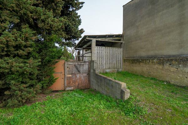 CARCASSONNE – HAMEAU Vaste Cave de 330m² avec hangar et jardin sur parcelle de 920m²