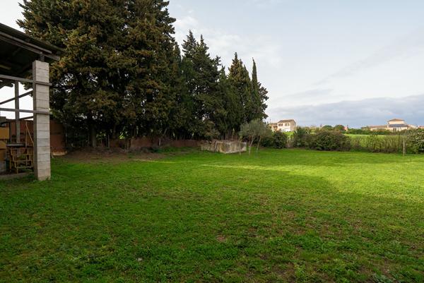 CARCASSONNE – HAMEAU Vaste Cave de 330m² avec hangar et jardin sur parcelle de 920m²