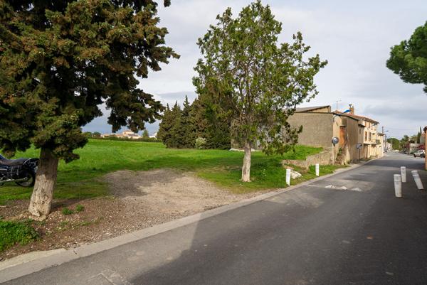 CARCASSONNE – HAMEAU Vaste Cave de 330m² avec hangar et jardin sur parcelle de 920m²