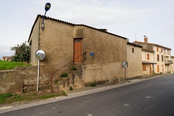 CARCASSONNE – HAMEAU Vaste Cave de 330m² avec hangar et jardin sur parcelle de 920m²