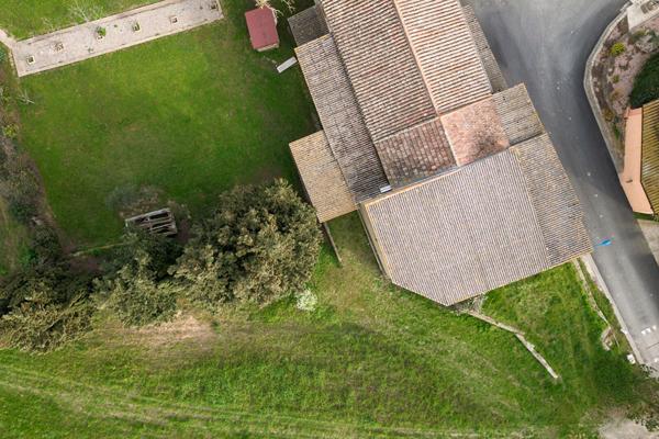 CARCASSONNE – HAMEAU Vaste Cave de 330m² avec hangar et jardin sur parcelle de 920m²