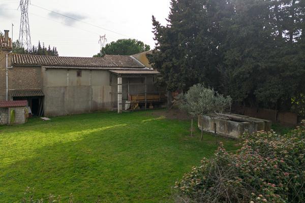 CARCASSONNE – HAMEAU Vaste Cave de 330m² avec hangar et jardin sur parcelle de 920m²