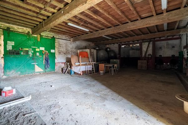 CARCASSONNE – HAMEAU Vaste Cave de 330m² avec hangar et jardin sur parcelle de 920m²