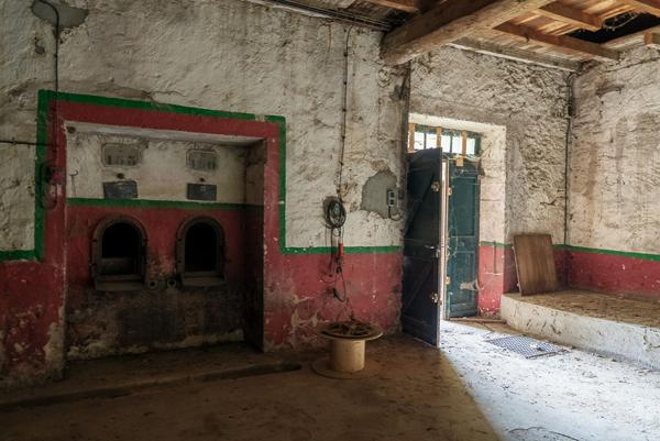 CARCASSONNE – HAMEAU Vaste Cave de 330m² avec hangar et jardin sur parcelle de 920m²