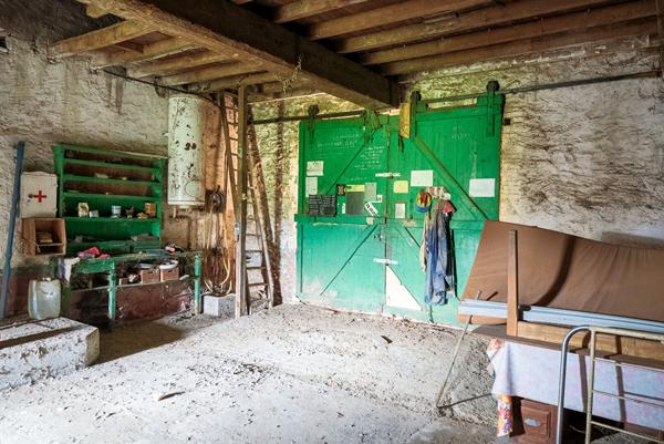 CARCASSONNE – HAMEAU Vaste Cave de 330m² avec hangar et jardin sur parcelle de 920m²