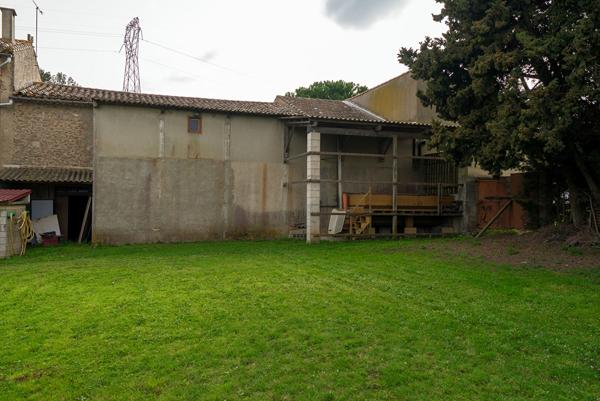 CARCASSONNE – HAMEAU Vaste Cave de 330m² avec hangar et jardin sur parcelle de 920m²