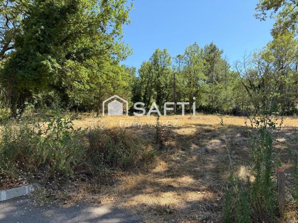 Terrain à bâtir 1500m2 à TOURRETTES (83440)
