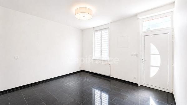 Maison semi-individuelle rénovée 104 m² – 2 chambres + bureau – Garage – Jardin – Denain