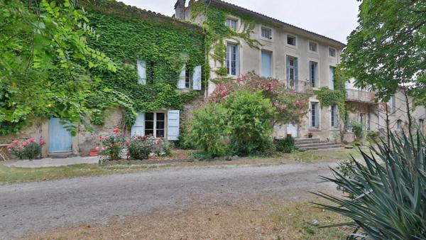 Propriete à vendre 32 pièces proche de CARCASSONNE (11) 2 habitations 522m2+ parc 2,82 hectares + dépendances