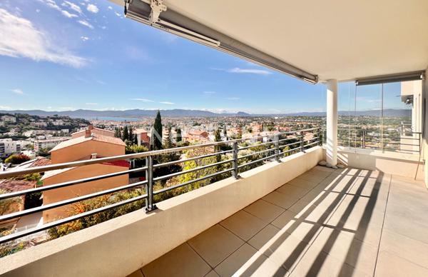 À vendre : Appartement 2 pièces à Saint-Raphaël avec vue dégagée sur la mer